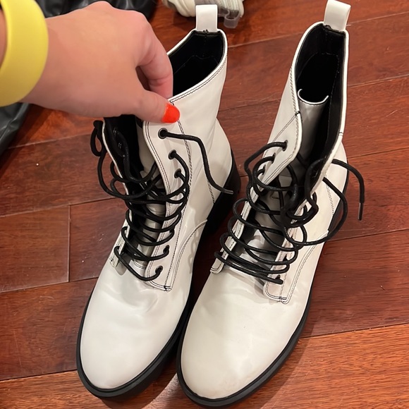 Size 8 white combat boot with black stitching - Picture 2 of 3